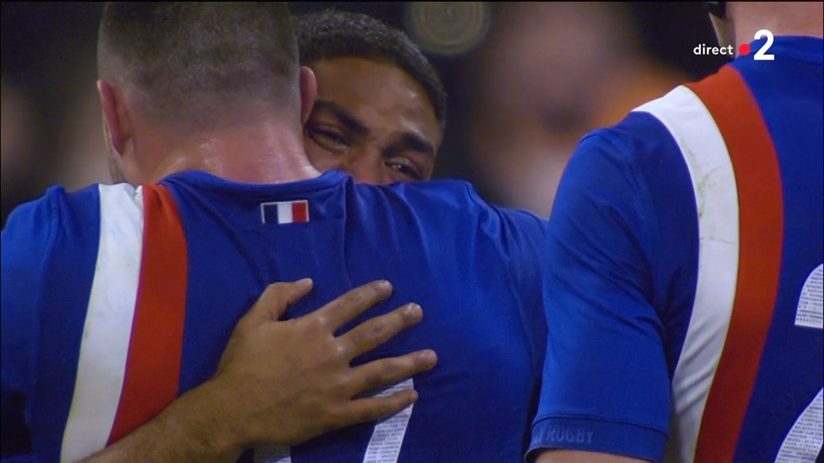 cheztontontlse's tweet photo. Beaucoup trop d'amour pour cette personne. L'émotion est complètement présente.🥲❤

#FRANZL 🔵⚪🔴 https://t.co/SFwc3GzH1O