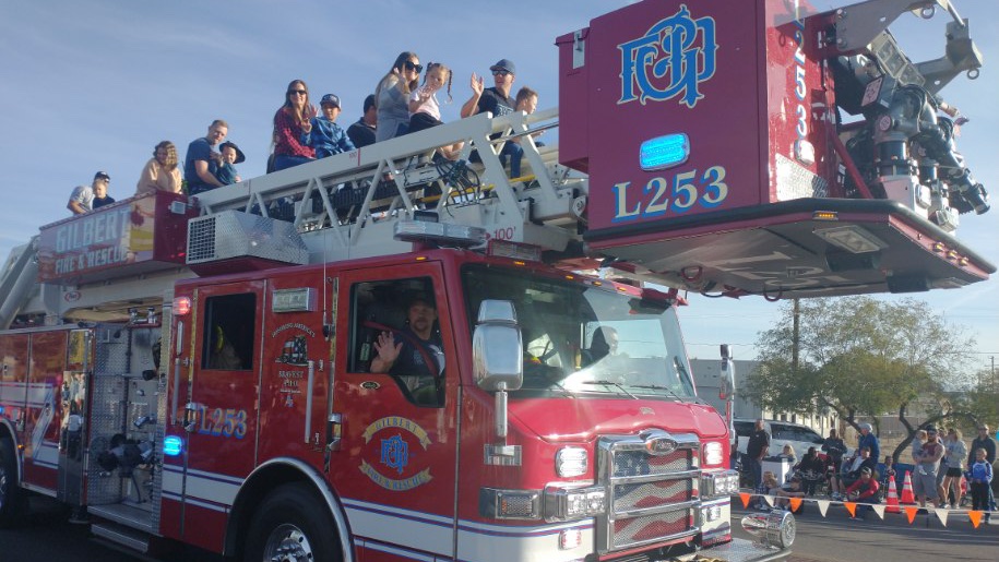 RonHardin48's tweet photo. Another well-deserved #GilbertDays celebration today!
After over a century of growth, @GilbertYourTown remains one of the safest and most prosperous places to live and work.
Thank you and keep up the great work, @GilbertPolice, @GilbertFireDept, and @GilbertAZMayor & Council! https://t.co/bMrFNSyhQU