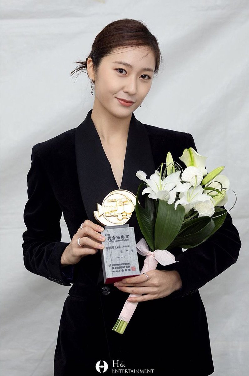 CHVRYSTAL's tweet photo. Got my Popularity Award at the 41st Golden Cinema Film Festival, I feel so honored coming to this awards ceremony and beyond grateful to receive this amazing trophy. I will make sure to work harder in the future. Thank you so much, beautiful souls. https://t.co/CR9Xwcpmtw