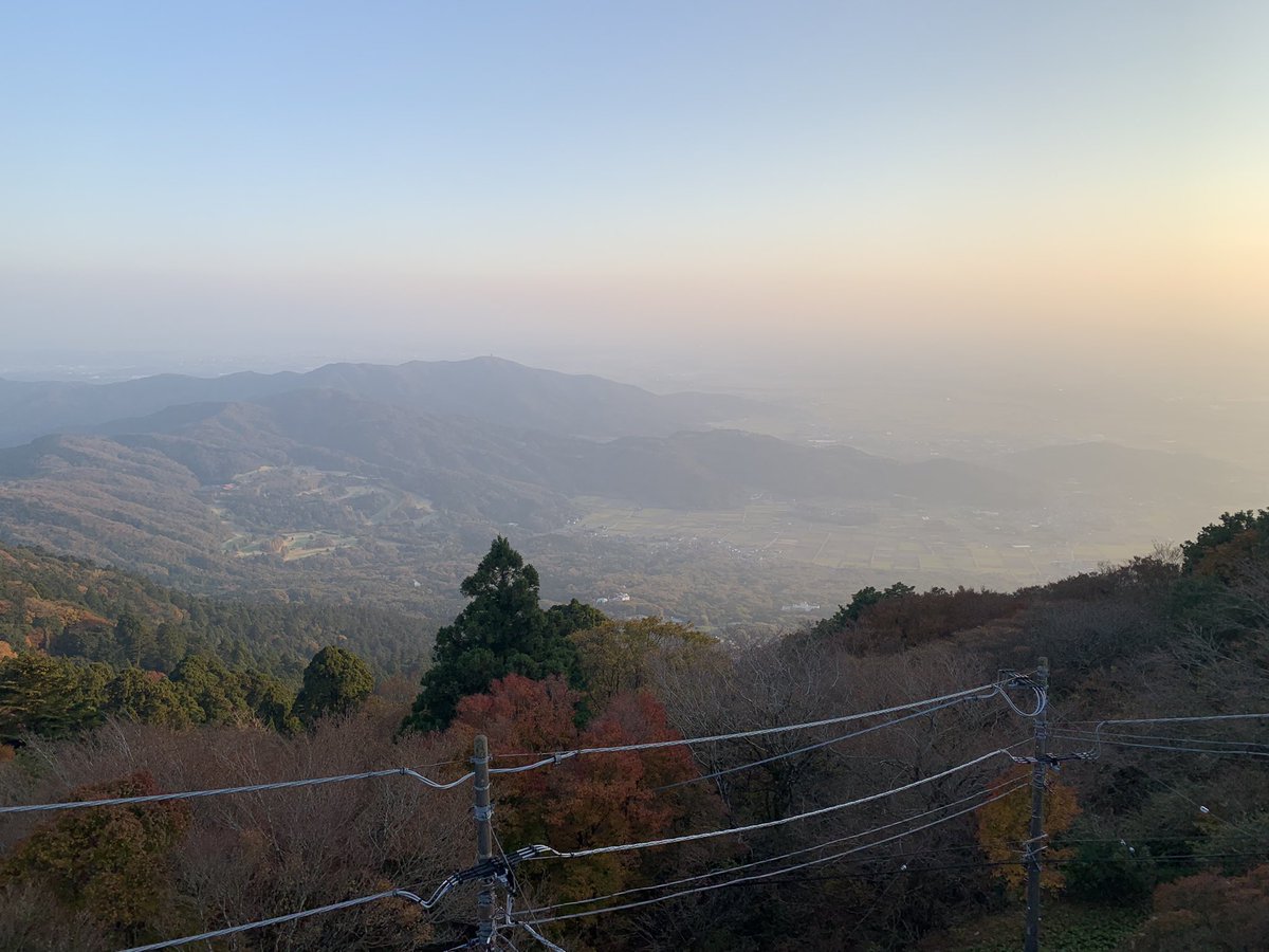 votreshu's tweet photo. 昨日はつくば山まで山登りしてきました✨
まだ完全ではなかったですが、ほどよく赤く紅葉してました！
山頂はキリがいっぱいでしたが、澄んだ空気。このパワスポを少しでもお裾分けできれば😊 #占い #占い師 #パワースポット https://t.co/WAzdn48LlF