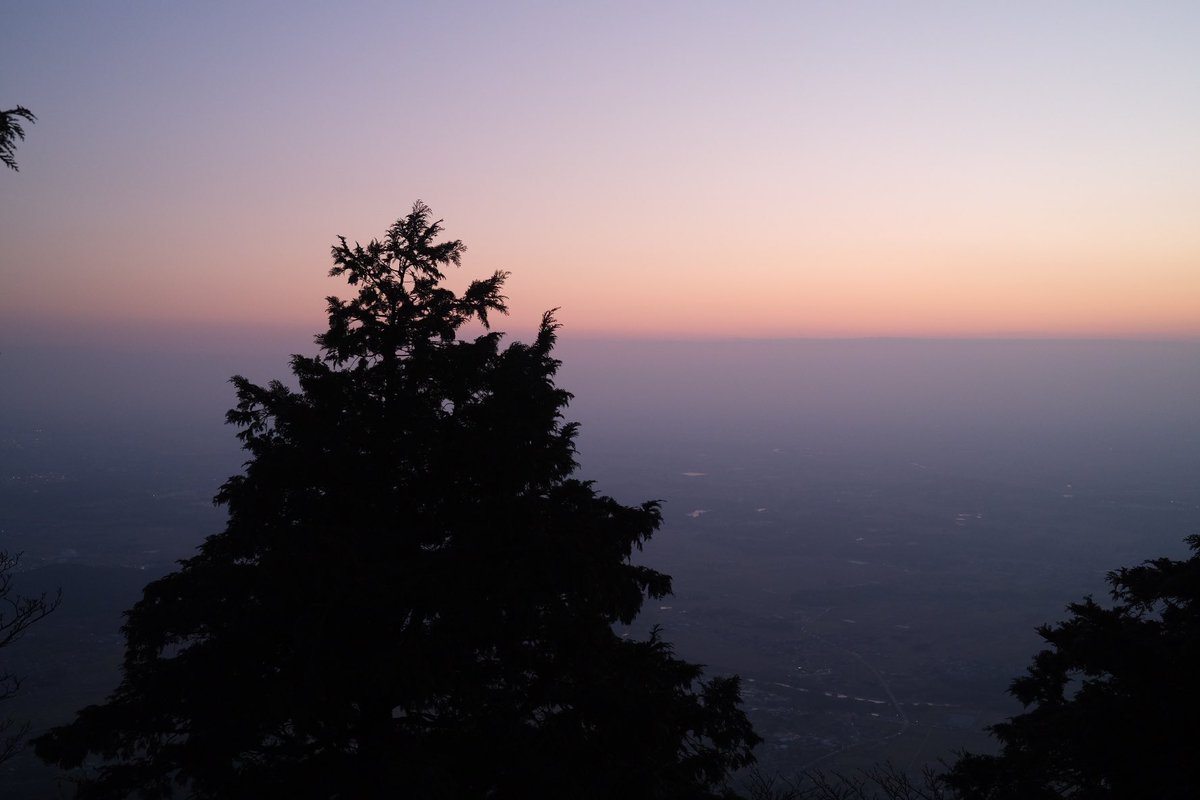 votreshu's tweet photo. 昨日はつくば山まで山登りしてきました✨
まだ完全ではなかったですが、ほどよく赤く紅葉してました！
山頂はキリがいっぱいでしたが、澄んだ空気。このパワスポを少しでもお裾分けできれば😊 #占い #占い師 #パワースポット https://t.co/WAzdn48LlF