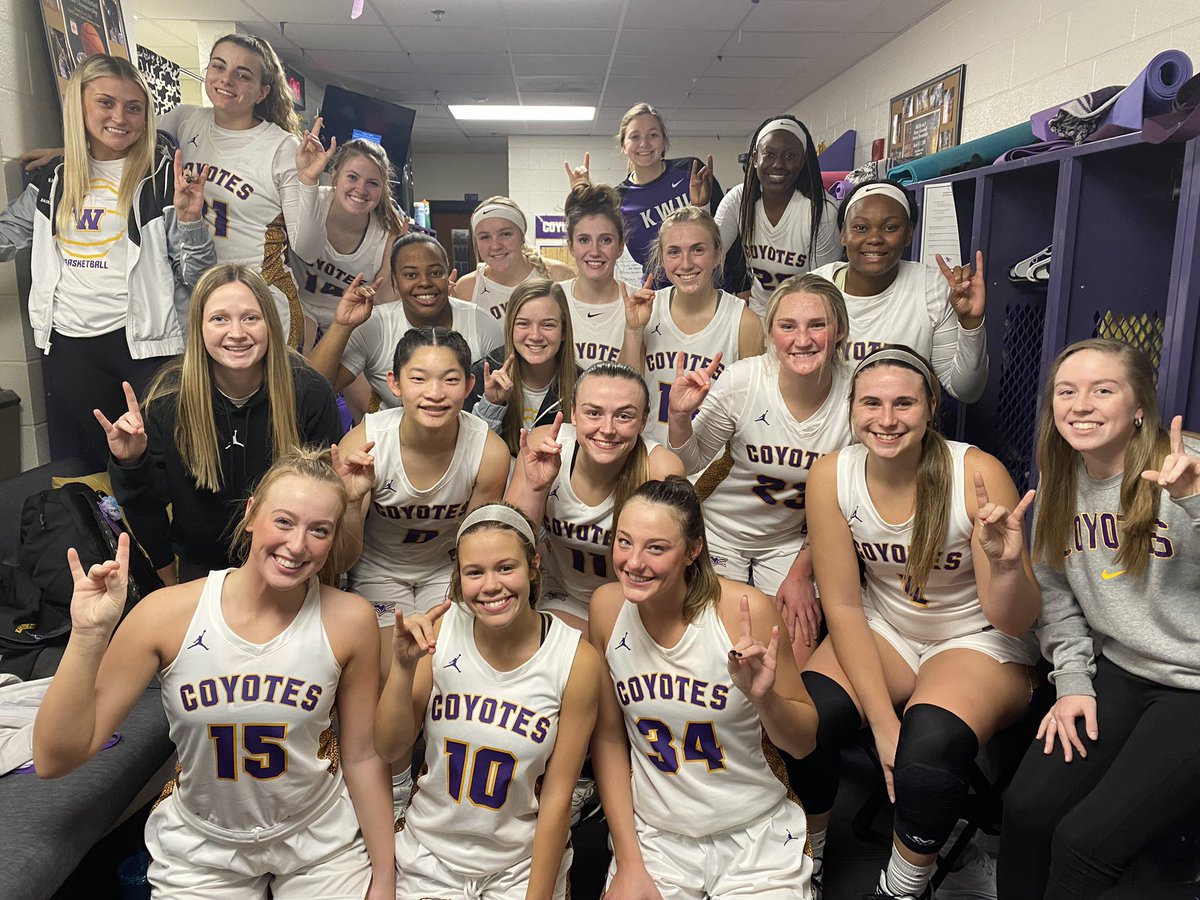 What a way to to close out our first conference home game !  WE>ME
💛💜🐾🐺🤘🏀 #rollyotes #Dubs