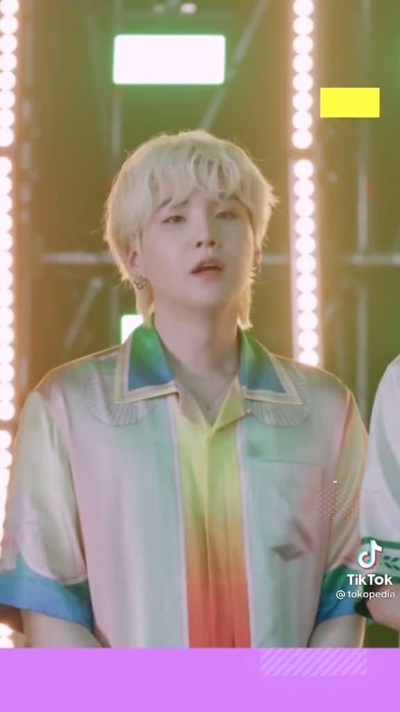Min83154290's tweet photo. Hello @AMAs it has come to our attention that Min Yoongi who is also a member of BTS is missing from that picture. Please change this to a picture where all 7 members of BTS are included, thank you https://t.co/zfjgUEwB9Z