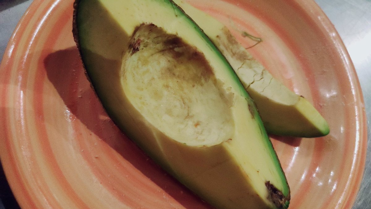 Greydoski's tweet photo. Un tips solo por si no saben:
Si abren su aguacatico y resulta  que usted no se lo come todo y lo va a guardar y no tiene limón, agarre una servilleta la moja y cubre su aguacate con ese manto santo y así le puede durar hasta 3 días sin dañarse (oxidar) en la nevera 🥰 https://t.co/zSQza39Mfl