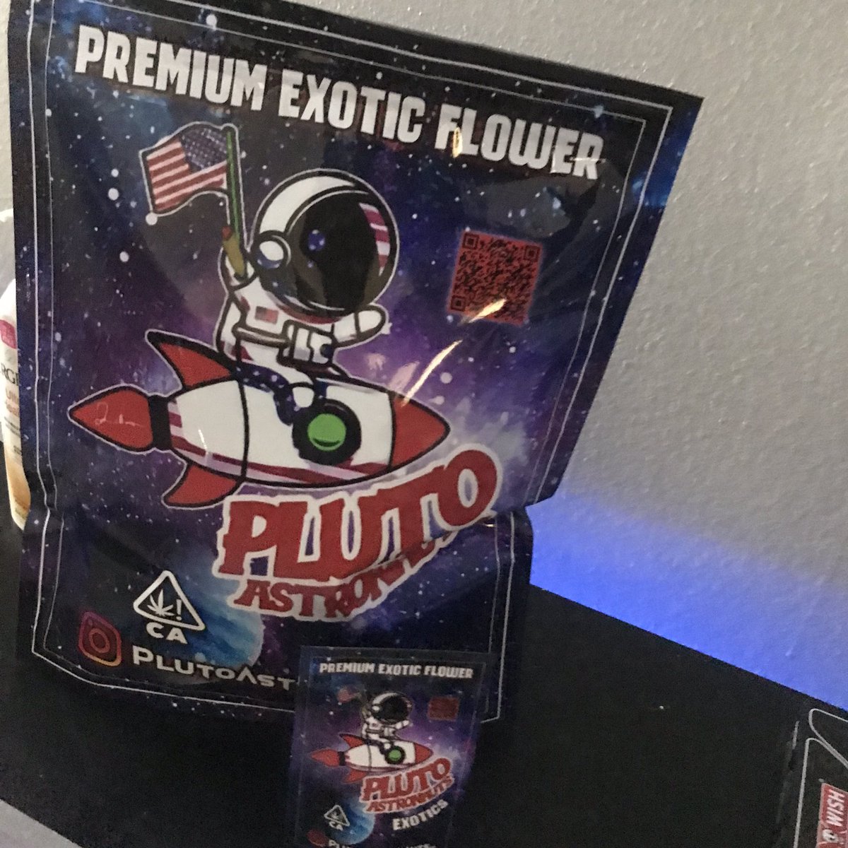 plutoAstronauts's tweet photo. Doing deliveries all night #LasVegas https://t.co/Y3k42xLXQ4