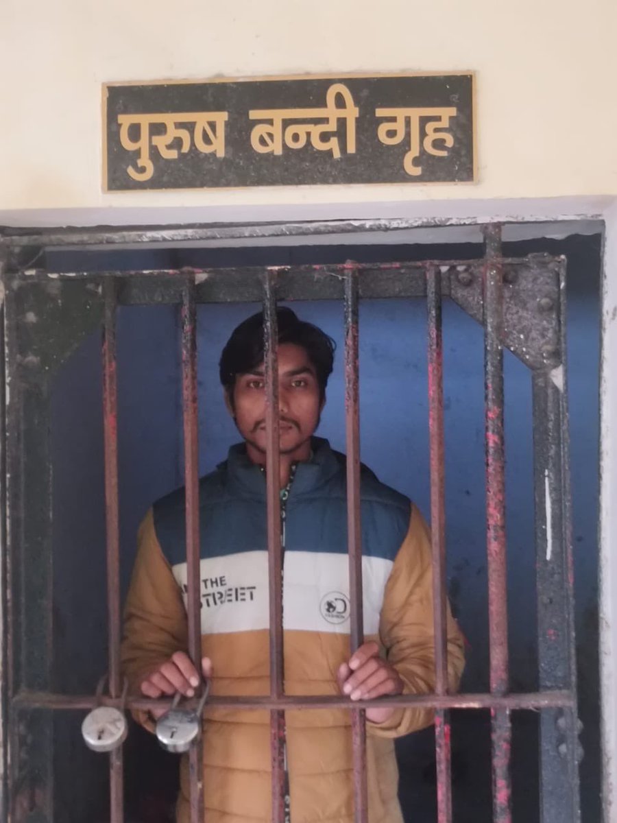 ये है देवरिया का हुसैन खान,हुसैन खान को बीमारी थी प्रधानमंत्रीजी एवं मुख्यमंत्रीजी के लिए अप़शब्दों का प्रयोग करने की,फिलहाल पुलिस ने इसे गिरफ़्तार कर लिया है और अब इसकी इस बीमारी का “माकूल इलाज” निरंतर जारी है,आपके इर्द गिर्द भी ऐसे बीमार मिलें तो तत्काल उनका “माकूल इलाज” कराएं।