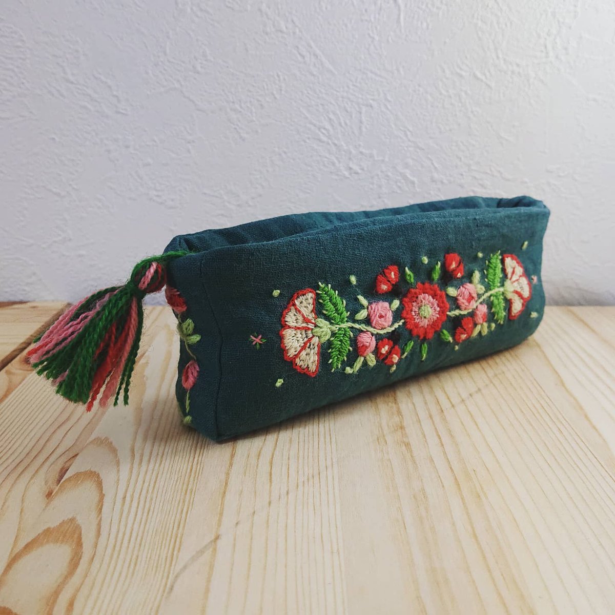monmon20080224's tweet photo. やっと出来た･･･
#フェリシモ 
#f_couturier
#ほっこりとしたお花模様イギリスの暮らしを感じるウール糸刺しゅう布小物の会
#ペンケース
#てんとうむしのダンス https://t.co/mjhhhosUXg