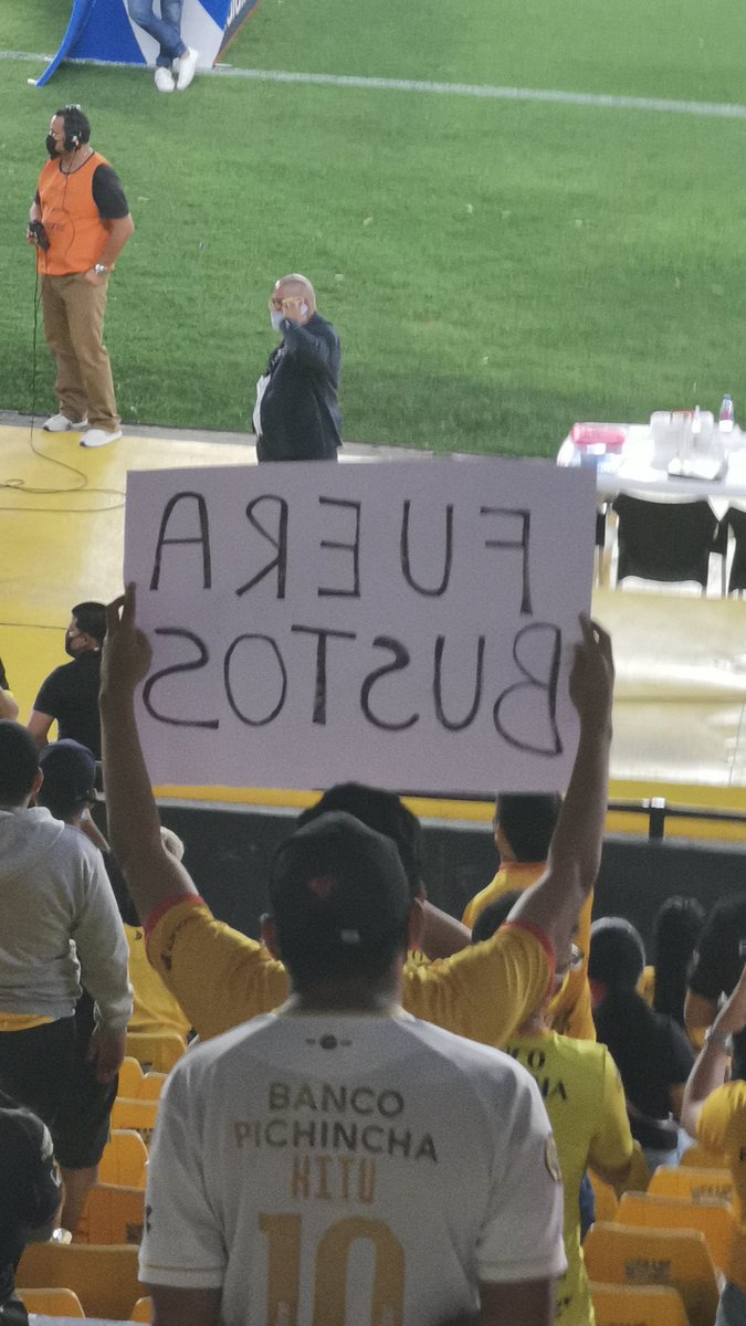 IvanTrivinoS's tweet photo. FUERA BUSTOS! No tengo nada más q decir...

A este socio la seguridad del Estadio le quitó el cartel casi q a la brava.

Pues este es el sentir de casi todos..

FUERA BUSTOS. https://t.co/Qkm8GBn6ug