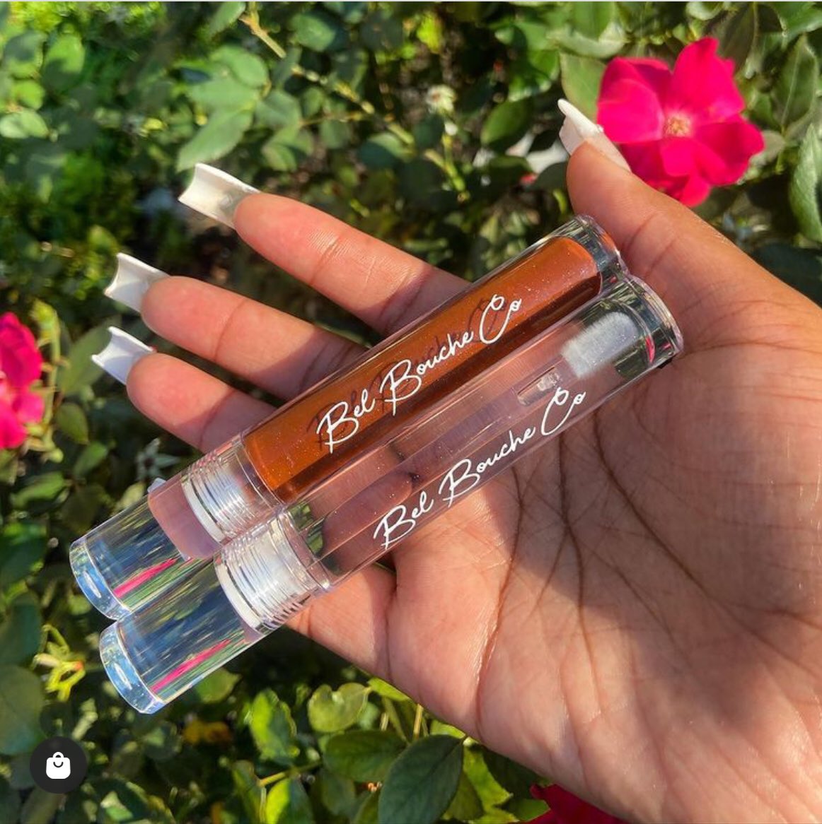 BelBoucheCo's tweet photo. 🤎🤍 these are "Chokola" &amp; "Boy Bye".
Chokola is a deep chocolate nude with a dash of glitter that stays moisturizing all day &amp; night 😍 
Boy Bye is a crystal clear gloss with an intense shine that smells like the tropics 🍋🥥 Link in bio | https://t.co/i0fkaFjQvi