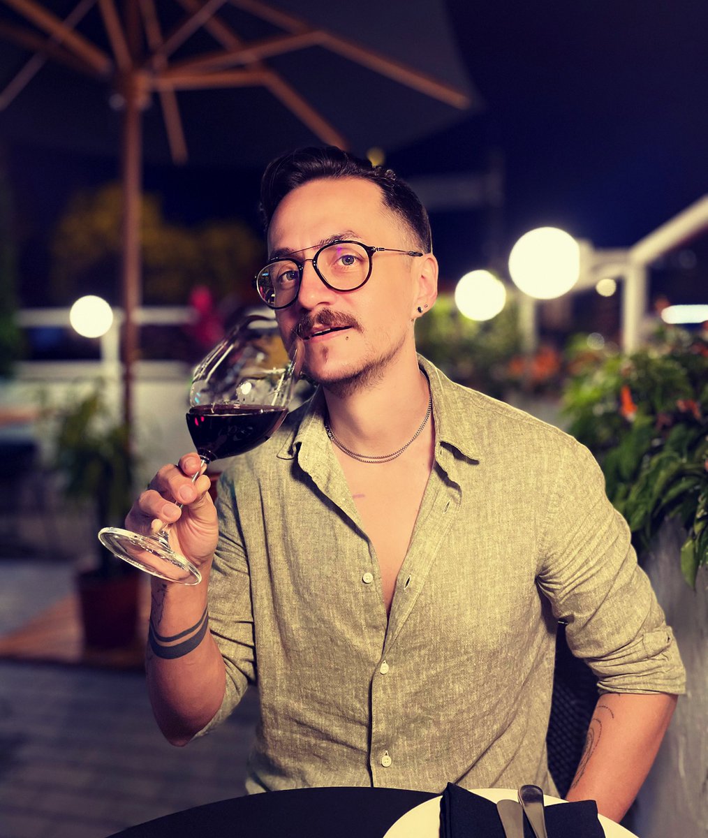CarlosRo1783's tweet photo. .salud.
#brindando #vinorosso #findesemana #lugareslindos #barrioescalante #cenita #novioyyo https://t.co/NrGgnfE6Qd