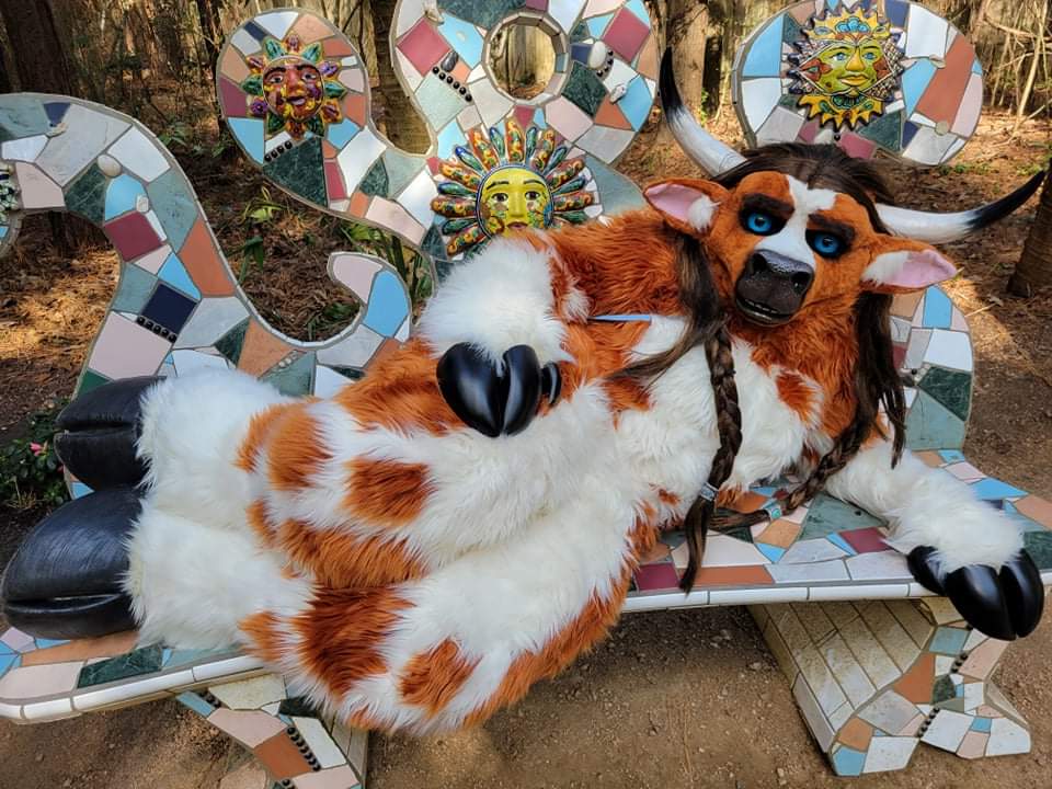 these heifers got nothin' on me
#fursuit #texrenfest