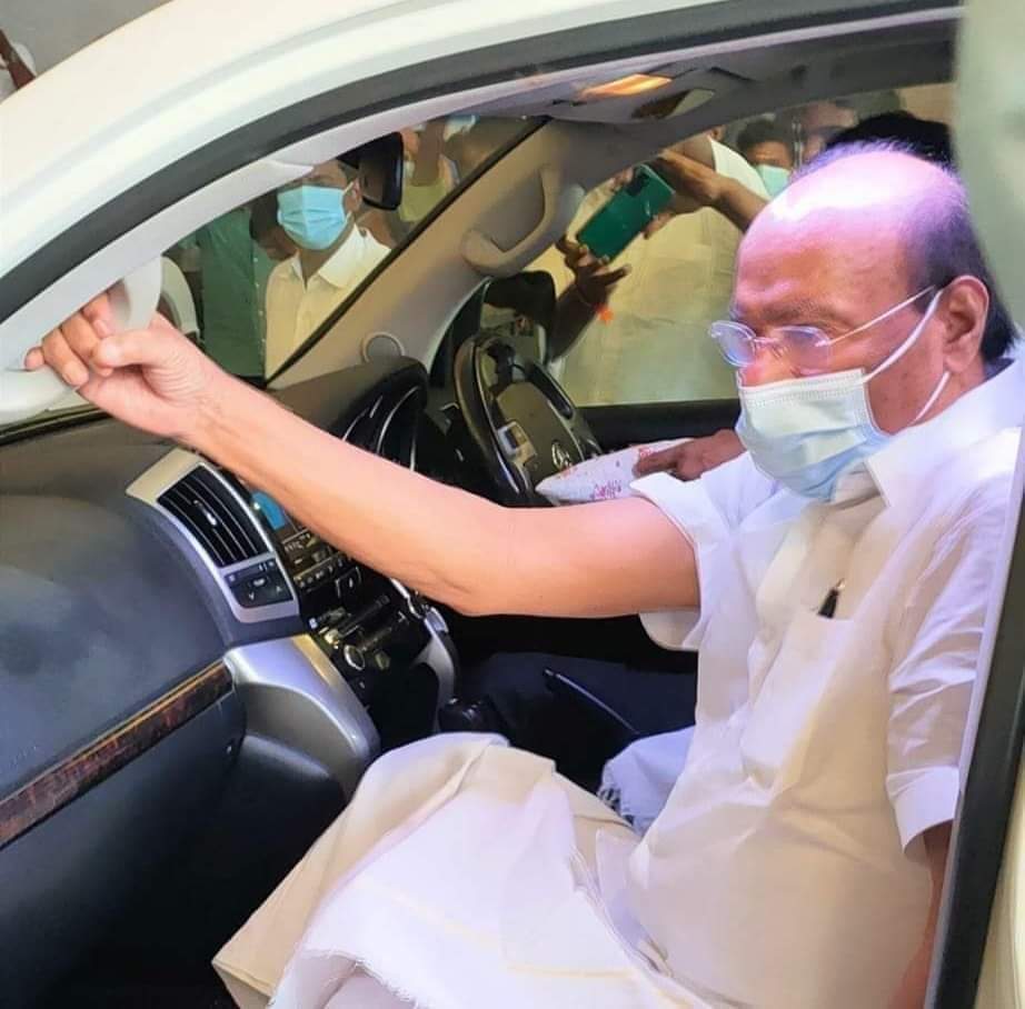 Paramuvel3's tweet photo. 👉 நடைபயணத்தில் தொடங்கிய பயணம்....💯

இந்த 83 வயதிலும் தொடர்கிறது....இந்த ஊமை ஜனங���களுக்காக...❤️💯

#ஆளுமை அல்ல....😊

பல ஆளுமைகளை உருவாக்கிய ஆலமரம்...💯❤️😊

#திண்டிவனத்தார்😊❤️ https://t.co/zIzj9wI3R2