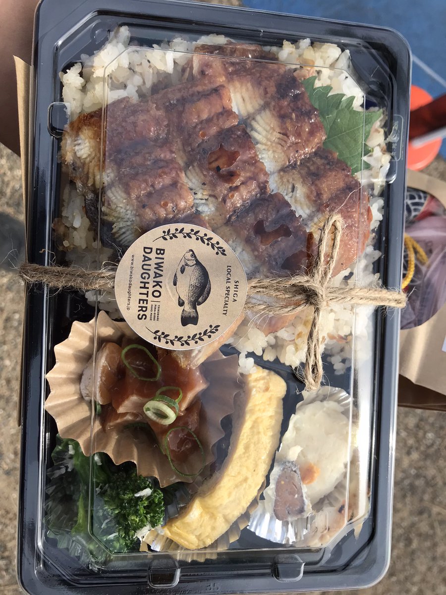 METALNINJA_net's tweet photo. 清掃活動終わりに予約してたビワコドーターズ弁当。

人生で最も満足した弁当だわ！

食った事ねぇ食材入ってるし美味いし

ワイが美味しんぼのキャラやったら泣いてるぞ。 https://t.co/jsuiyykJbu