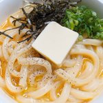 あっという間に作れて美味しい!「悪魔的な美味しさ!塩バター釜玉うどん」のレシピがこちら!