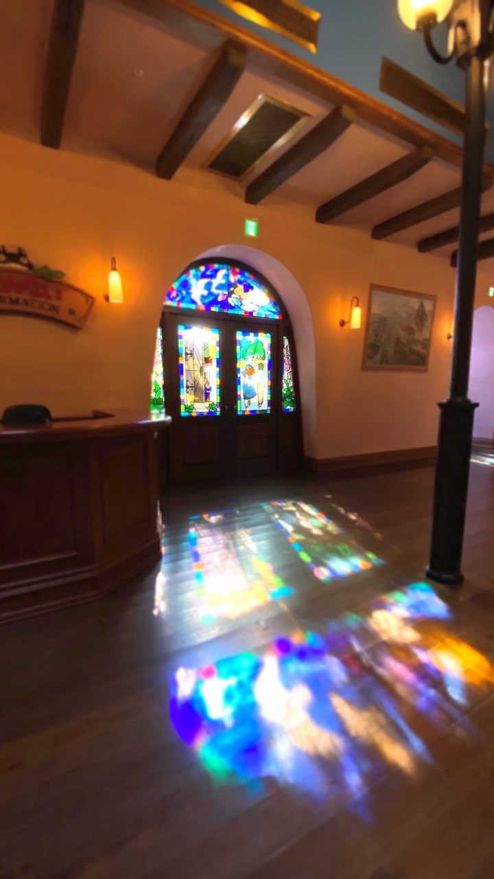 三鷹の森ジブリ美術館 秋の陽がステンドグラスの影 を長く伸ばしてくれてます クリスマスに披露するべく スタッフが一生懸命練習を重ねている とある企画用の台にもキレイな影が そのうちtwitterでもお知らせさせて頂きます まだ今は緊張しつつ 猛特訓