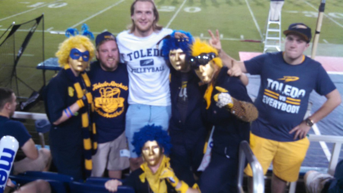 ZMcClame's tweet photo. Road tripping tomorrow to watch this guy coach instead of with him #UTVB #GoRockets #UTYOUKNOW https://t.co/UgxRoe0GjK