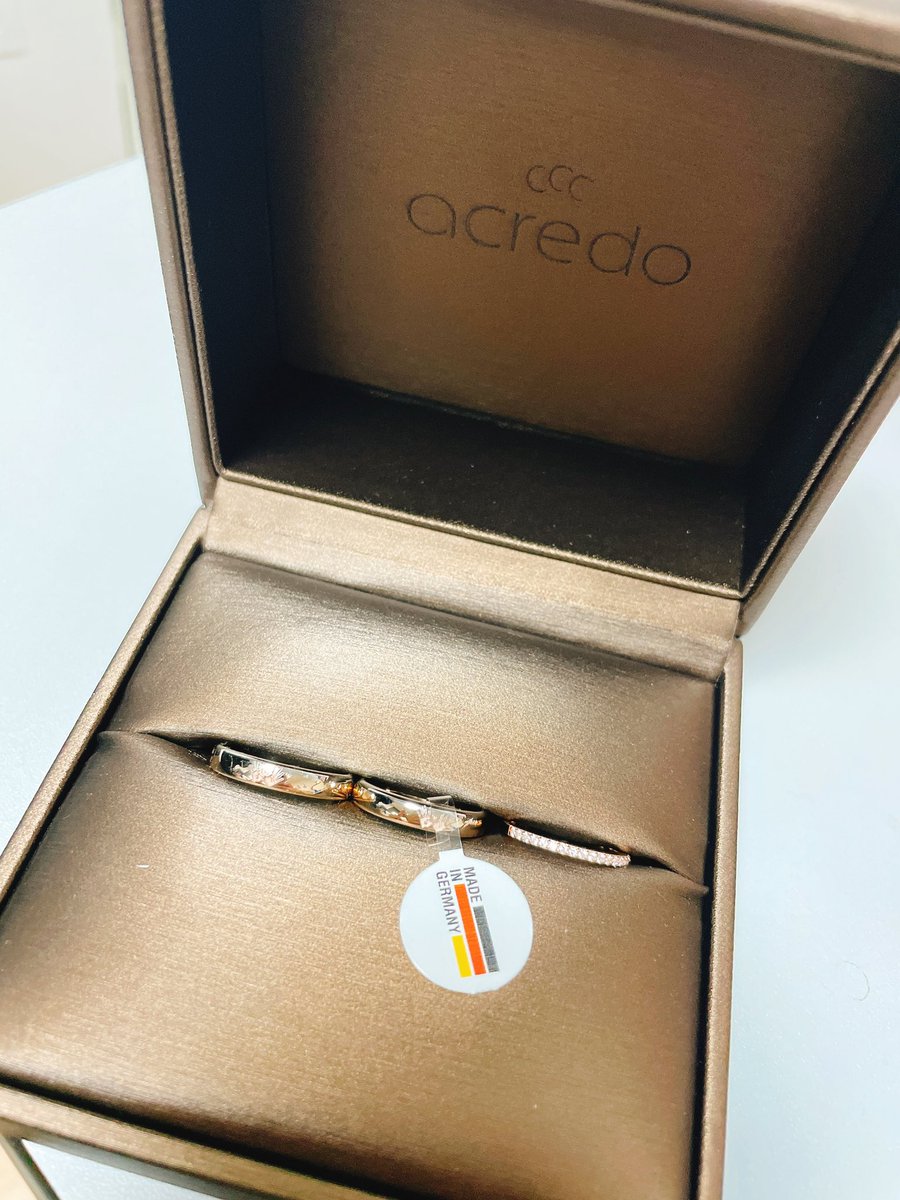 lilyjak3's tweet photo. 婚約指輪💍 GRAFF
結婚指輪🤲acredo
オーダーメイドの結婚指輪が遂に🇩🇪から届きました!色はブラウン×シルバー。写真ではどうしても金に見えるけどなかなか珍しい色でお気に入り!私達の手形入りが可愛いし、イヤリングまで頂いて散々悩んだけどacredoで良かったと思いました #acredo https://t.co/0QNvw8dc0A