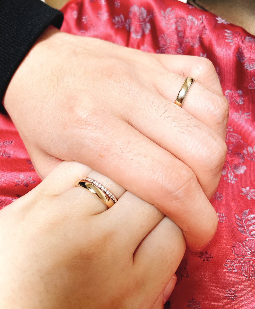 lilyjak3's tweet photo. 婚約指輪💍 GRAFF
結婚指輪🤲acredo
オーダーメイドの結婚指輪が遂に🇩🇪から届きました!色はブラウン×シルバー。写真ではどうしても金に見えるけどなかなか珍しい色でお気に入り!私達の手形入りが可愛いし、イヤリングまで頂いて散々悩んだけどacredoで良かったと思いました #acredo https://t.co/0QNvw8dc0A
