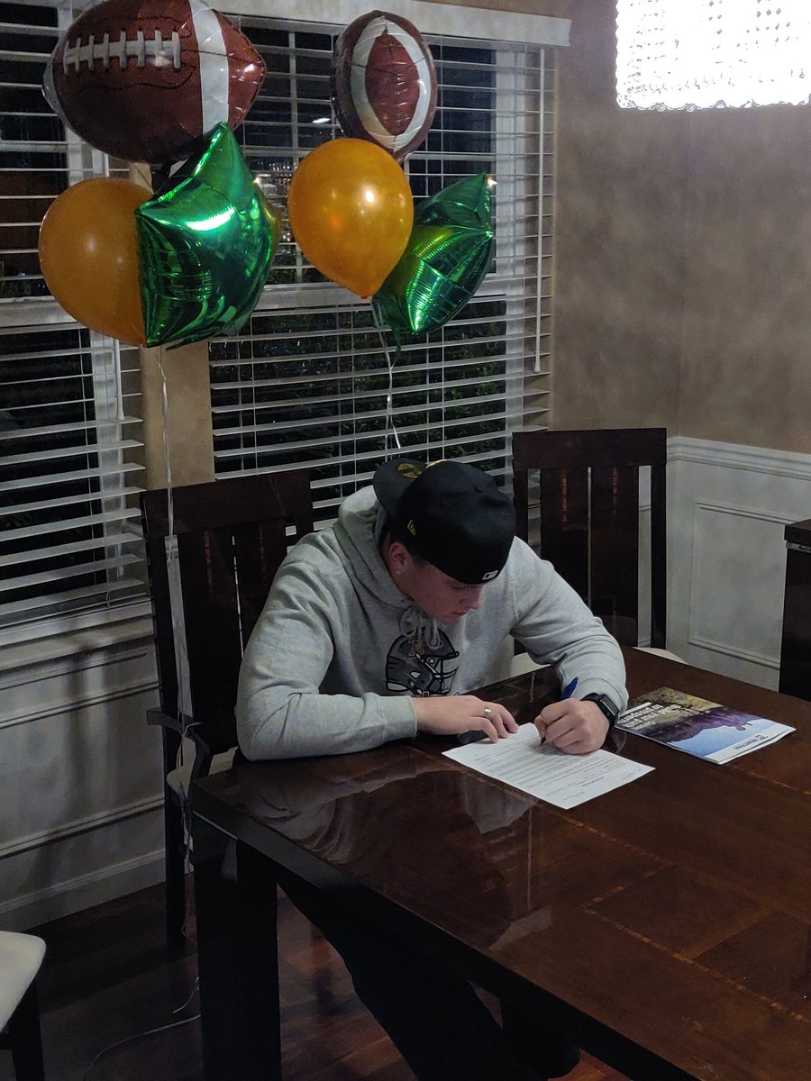 DG7419's tweet photo. SIGNED!! It's Official!!
Let's Go!! @c_giles2311 Big Moment so proud!!
#RollDiggs
#Family
#MontanaTech https://t.co/3f6NIQUdxQ