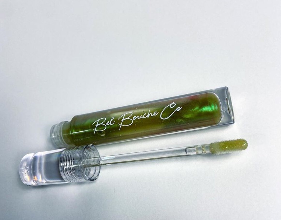 BelBoucheCo's tweet photo. Here's a close-up look at a gloss that doesn't really get a lot of love "Cobra" 🐍 
Swipe on the gloss for a wet reflective effect, plus a boost of fullness and hydration. The delicious vanilla mint scent will have you coming back for seconds. 🌱 https://t.co/Oj4PHyU5Ll