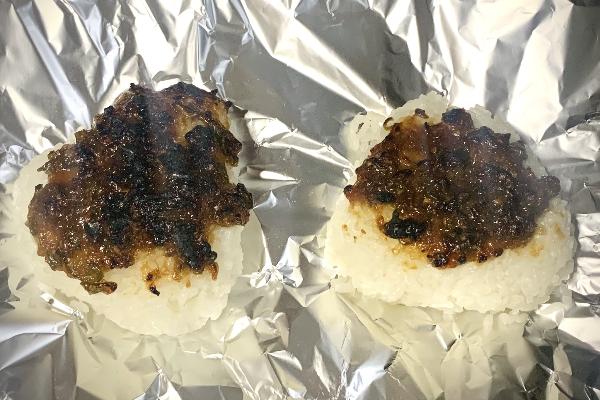 Zapa Rt Zapa 8 おにぎりを握り 青唐辛子味噌を塗る 9 魚焼きグリルやオーブントースターで焼いたら 青唐辛子 みそ焼きおにぎりの完成 ニンニクのうまみ 青唐辛子の辛み 味噌の塩味 みりんの甘みで 異常なほど食欲をそそる 少し甘くてピリ辛の焼き