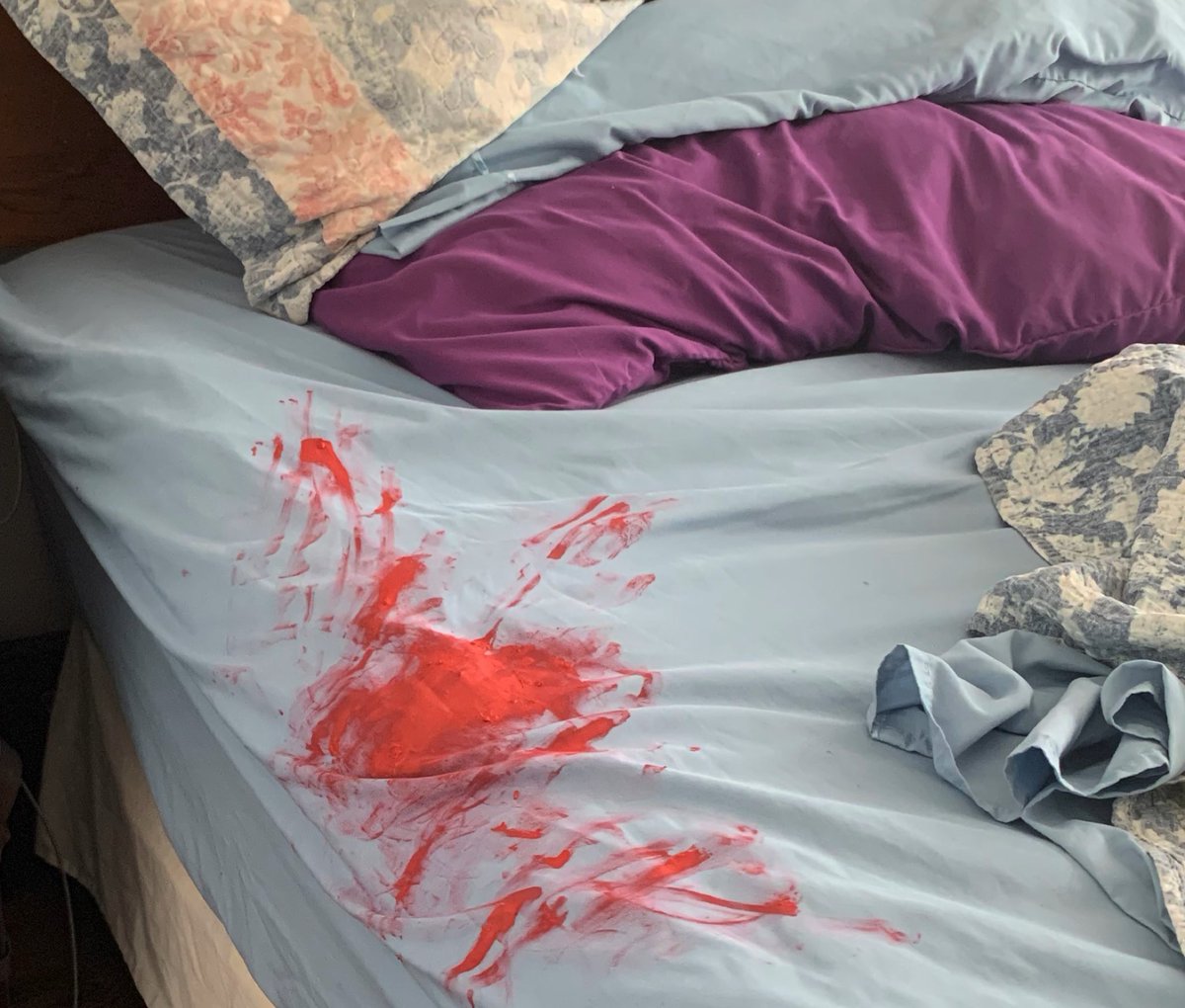 pmontenu's tweet photo. Gente, necesito #datosoa: mi hijo no encontró nada mejor que expresarse artísticamente en mis sábanas y su ropa con un labial rojo, el cual usó en su totalidad.
El punto es que lo lavé y NO SALE.
Auxiliooooo!!!!
Algún conocimiento aquelárrico que me puedan compartir? https://t.co/xPCUG1eiMR