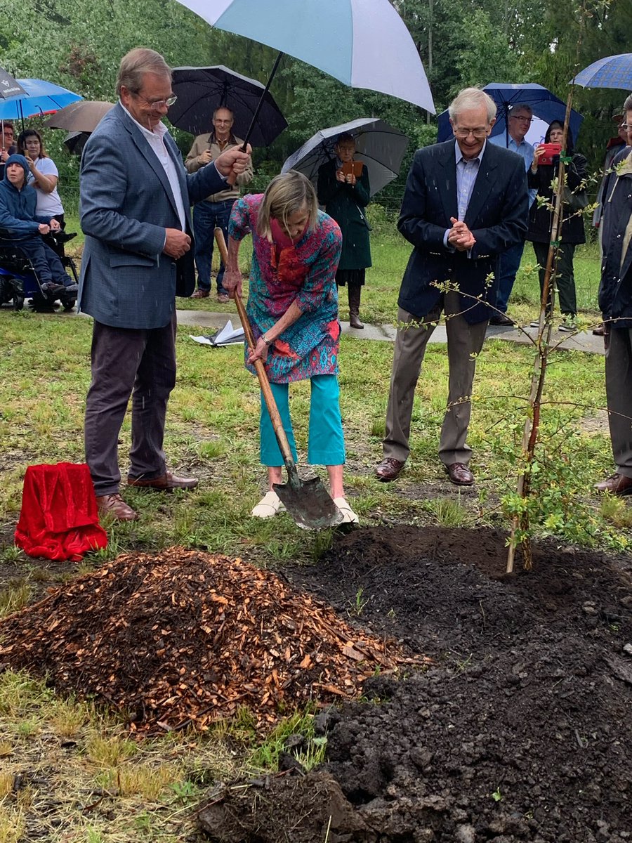 TimOverall's tweet image. Yesterday we officially opened the Peter Bray Walk in honour of former @QbnPalerang Councillor, long-serving Deputy Mayor, Brigadier &amp;amp; my close friend who last year sadly passed away from cancer.
A most suitable, long-lasting tribute to a man devoted to his family &amp;amp; community.