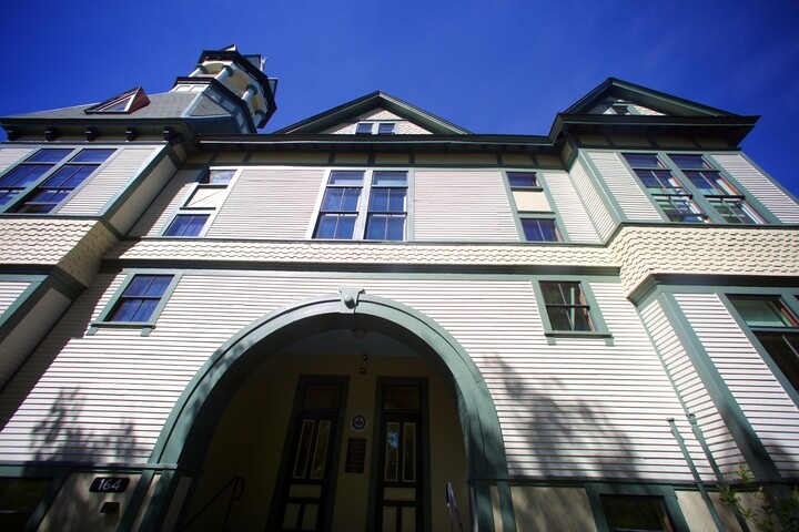 VTLawSchool's tweet photo. Looking up. #VLScapes #VTLawSchool #ThisIsVLS #Debevoise https://t.co/szmMBy9YsW