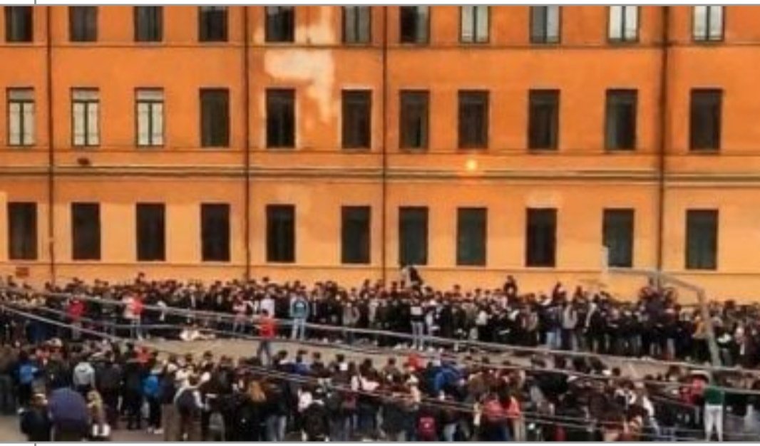 Oaza_spokoju2's tweet image. Dyrekcja liceum we Włoszech, w Pizie, odmówiła akceptacji nowej tożsamości transpłciowego ucznia: "bo to uraża uczucia nauczycieli". Reakcja reszty uczniów zaskoczyła wszystkich - aby okazać wsparcie koledze, rozpoczęli okupację szkoły. Nadchodzi pokolenie, które zmieni świat❤️