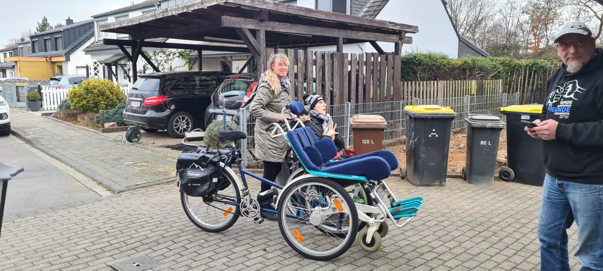 DieAhrche's tweet photo. Als wir von dem Projekt „Rollibike“ für Nico erfuhren, war es für uns keine Frage, dass wir unterstützen werden. Heute die Freude von Mama Conny sehen zu dürfen, war Entlohnung genug. Nico kann nun mit Mama wieder gemeinsame Ausflüge machen und sich den Fahrtwind um die Nase https://t.co/Qcy9PrbVtz