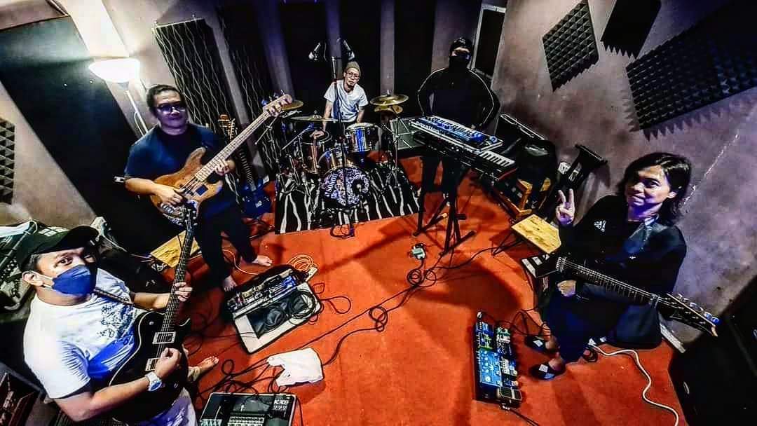 iminnocentbki's tweet photo. I M  I N N O C E N T  2 0 2 1
| 20.11.2021 | 17:15 | KK Music Production, Tg. Aru |

| Music is like breathing, we don't get tired of breathing, we don't get tired of music. -ìN |

📷 : @rojan_t2wo

#IMINNOCENT #2K21 #undergroundmusic #local #KKMP #postrock #ambient #instrumental https://t.co/X52d3pRkCm