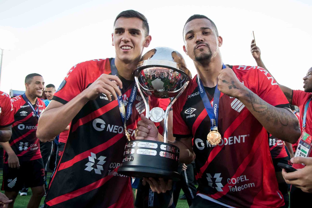 SudamericanaBR's tweet photo. 🏆🔝 1️⃣1️⃣ vitórias!

🔴⚫ Nenhuma equipe ganhou tantos jogos numa mesma edição de CONMEBOL #Sudamericana. Campanha histórica, @AthleticoPR!

#GrandeConquista #Athletico https://t.co/Xv3wWEMBBY