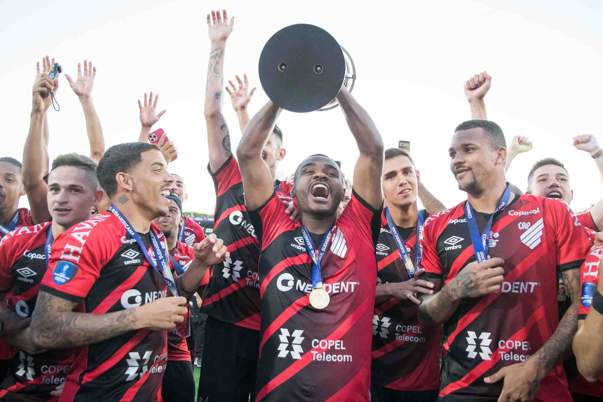 SudamericanaBR's tweet photo. 🏆🔝 1️⃣1️⃣ vitórias!

🔴⚫ Nenhuma equipe ganhou tantos jogos numa mesma edição de CONMEBOL #Sudamericana. Campanha histórica, @AthleticoPR!

#GrandeConquista #Athletico https://t.co/Xv3wWEMBBY