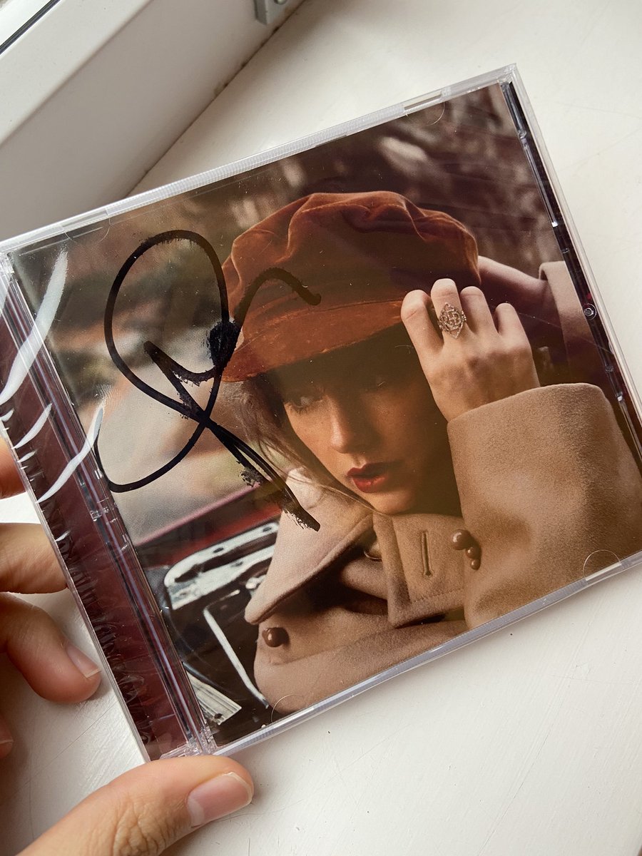 fenttea13's tweet photo. THIS IS WHEN THE FEELING SINKS IN…. 🧣🧣🧣🧣

#RedTaylorsVersion 
#ARIAsTaylorSwift #AllTooWell 
#TaylorSwift 
@taylorswift13 @taylornation13 https://t.co/86rQdEtasd