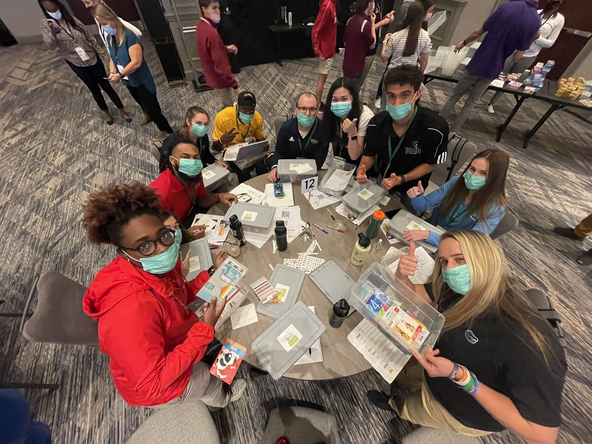 abbfor's tweet photo. Community service project — because for us, it just means more. #athletesforhope #NCAALearnLead #SALF21green https://t.co/4IhPqXzaym