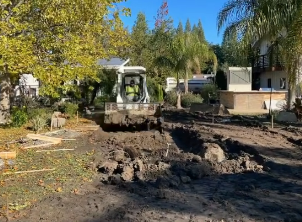 SFBayExcavation's tweet image. Cutting this new pool cavity with a #BobcatT870. Click the link to watch our guys hard at work. #poolinstall #construction
