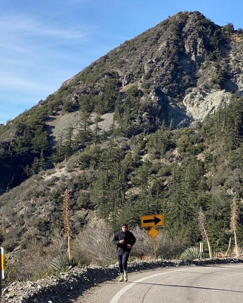 Mickey_Moo's tweet photo. Our heavyweight prospect @BamogoMichael putting in the road work in his new surroundings in the California mountains 👊🏿 @loudibella @Streetwisemgt @manny_boxing https://t.co/460oiwFBSl