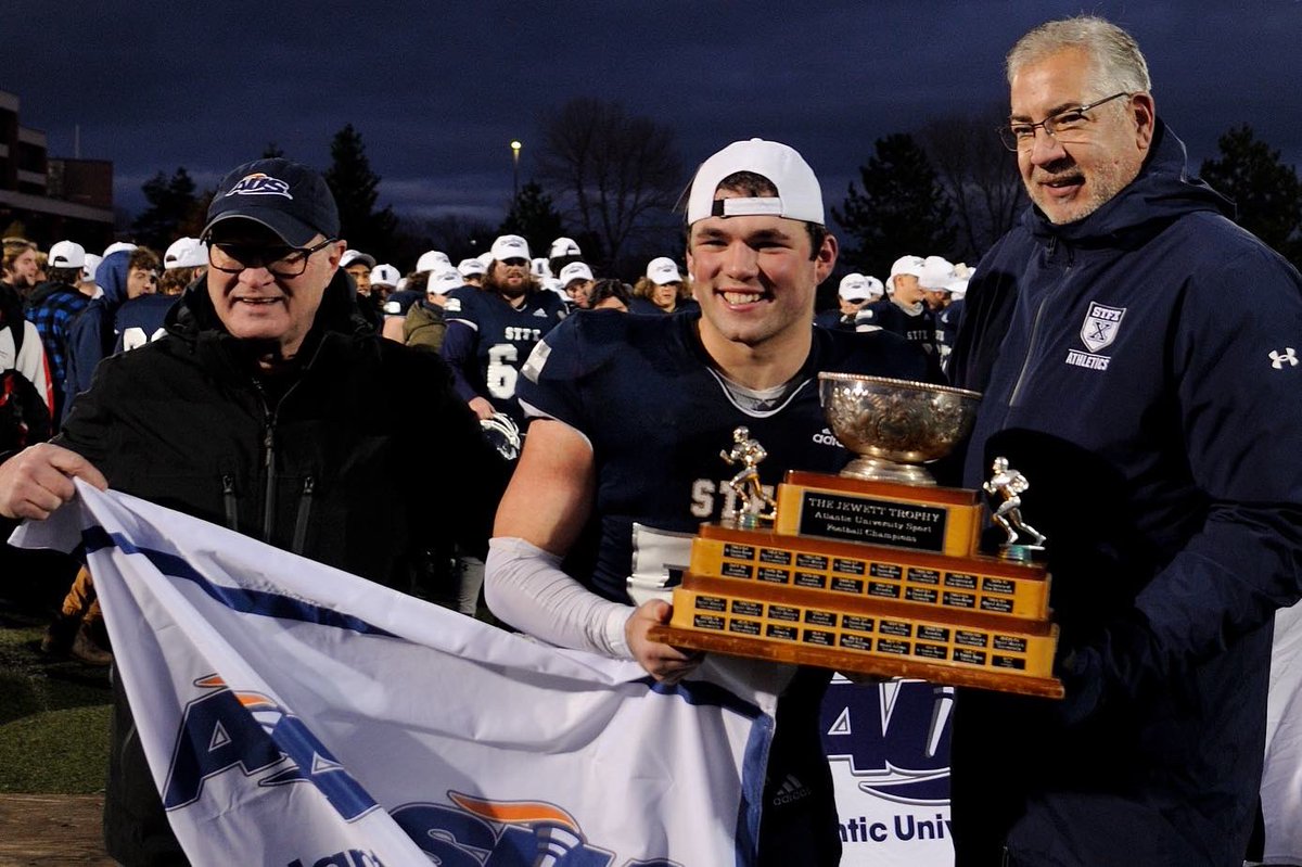 AUS_SUA's tweet photo. Congratulations to @StFXAthletics, your 2021 Subway AUS Loney Bowl Champions! The X-Men added a major win to their undefeated season, downing the Bishop’s Gaiters on home turf, with a score of 25-17.🏆

📸: Bryan Kennedy https://t.co/z9iGvufPgN