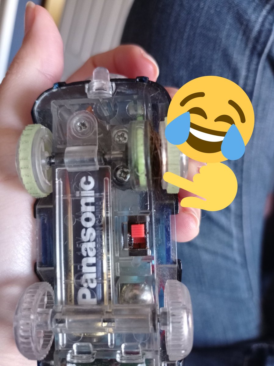 LALERUIZ's tweet photo. Cuando sólo oís un
"Mami ayuda, se me trabó el carrito" 🥺
JAJAJAJAJAJAJAJAJAJAJAJAJA
PLGP arruinó el carro tiene la mitad de su pelo trabado en la llanta.
#PrayForAle para que lo pueda componer y devolver ✌️🙏 https://t.co/oVYLGbSZBr