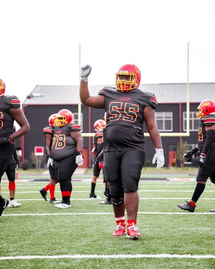 big_zo55's tweet photo. Lake Charles college prep is the best decision I made to play my 4 years of high school football. Big shout out to my coaches and teammates and faculty and staff. The prep is the place to be, turn your dreams into reality ❤️💛 #55  #blazerforlife #wearethestandard https://t.co/et6AqHW43I