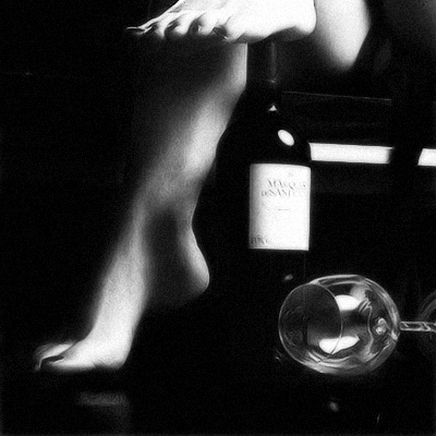 Sucumbo a pérolas e diamantes, ao álcool e à nicotina; à medida que as palavras se convertem em cinzas na tua boca e o fumo das velas se dissipa na sombra da ânsia por um beijo meu.