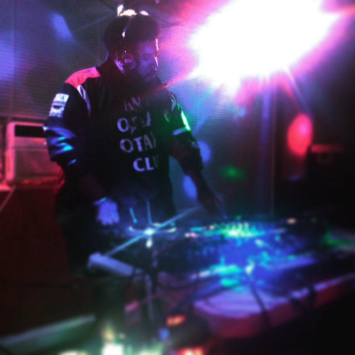 SpaceLordJuno's tweet photo. "All the lights in the sky are stars" #JunosWorld #UndergroundMusic #housemusicallnightlong @TU_underground @SimulationEvent https://t.co/x9GiH3O7H1