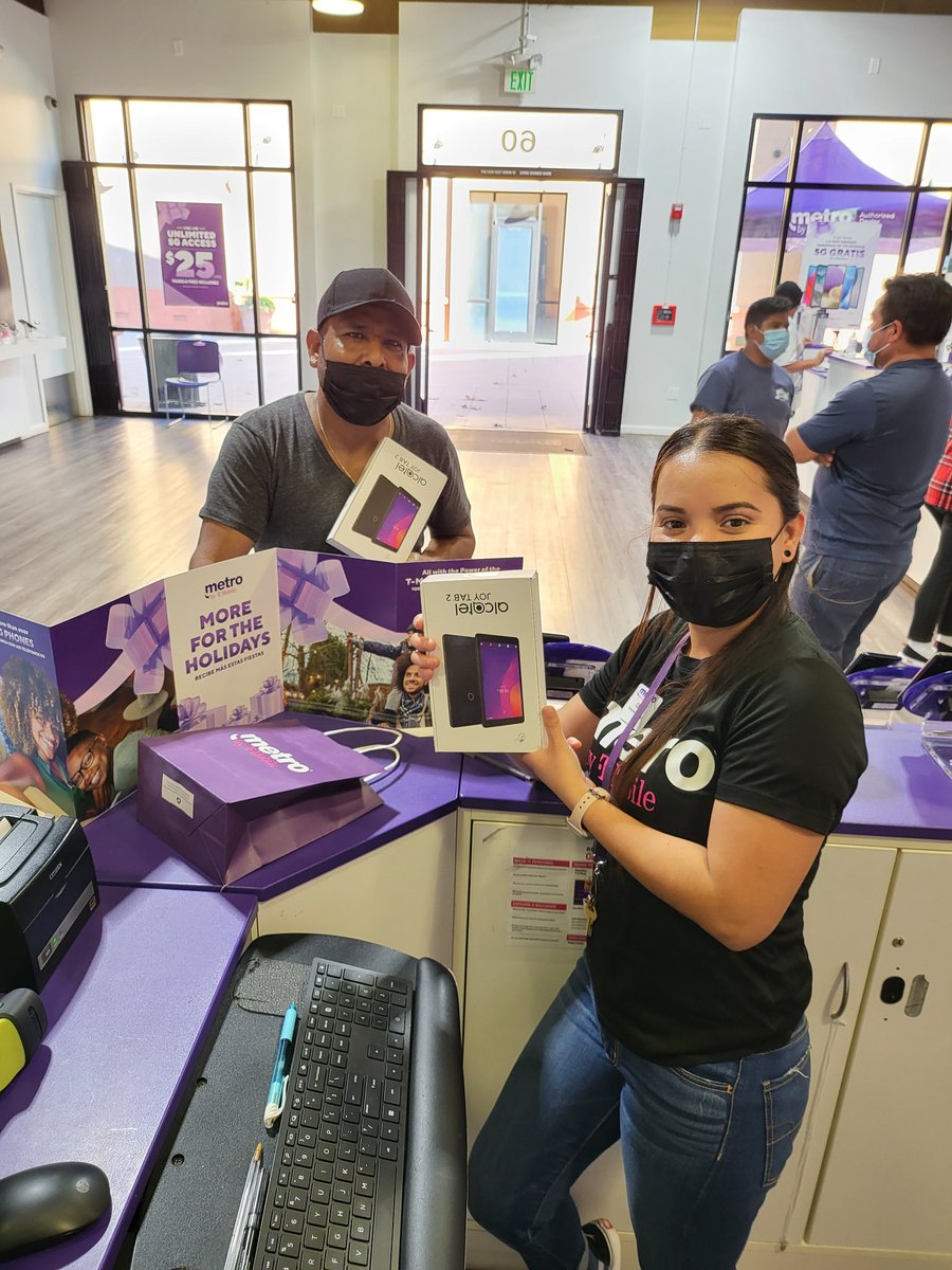 LangfordDamond's tweet photo. The Party DON'T STOP here at Story Rd - San Jose.  Come down and let this team of Mobile Experts set you up with a new 5G Device and a #TabletonUS!  

#DigicomTeam #ALLIN  #PromosforALL @kharen_g @JamesLeeWC https://t.co/HqtHmWP3Kx