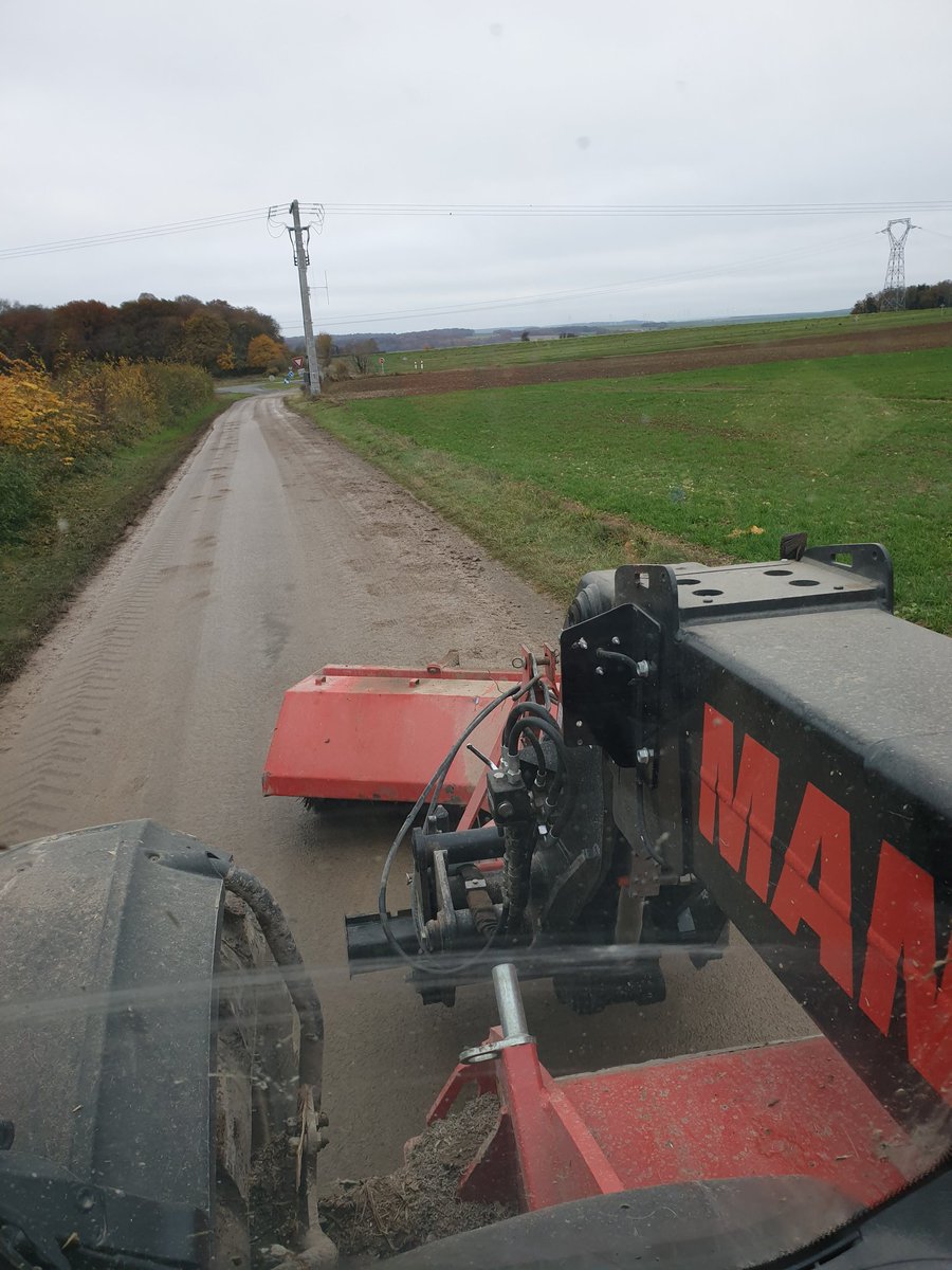 OlivierTHIBAUT5's tweet photo. Quand certains étaient sur le chemin du @StadeFrance, d'autres étaient en direction AG #FrAgTw
Perso je nettoyais la route 🤔
Car en #agriculture
On #laboure
On #sème
On #récolte
On #nettoie aussi
#agriculteurs #responsables
Encore 👏 à l'équipe de France
Et à @Fragritwittos https://t.co/rYwzIplEeh