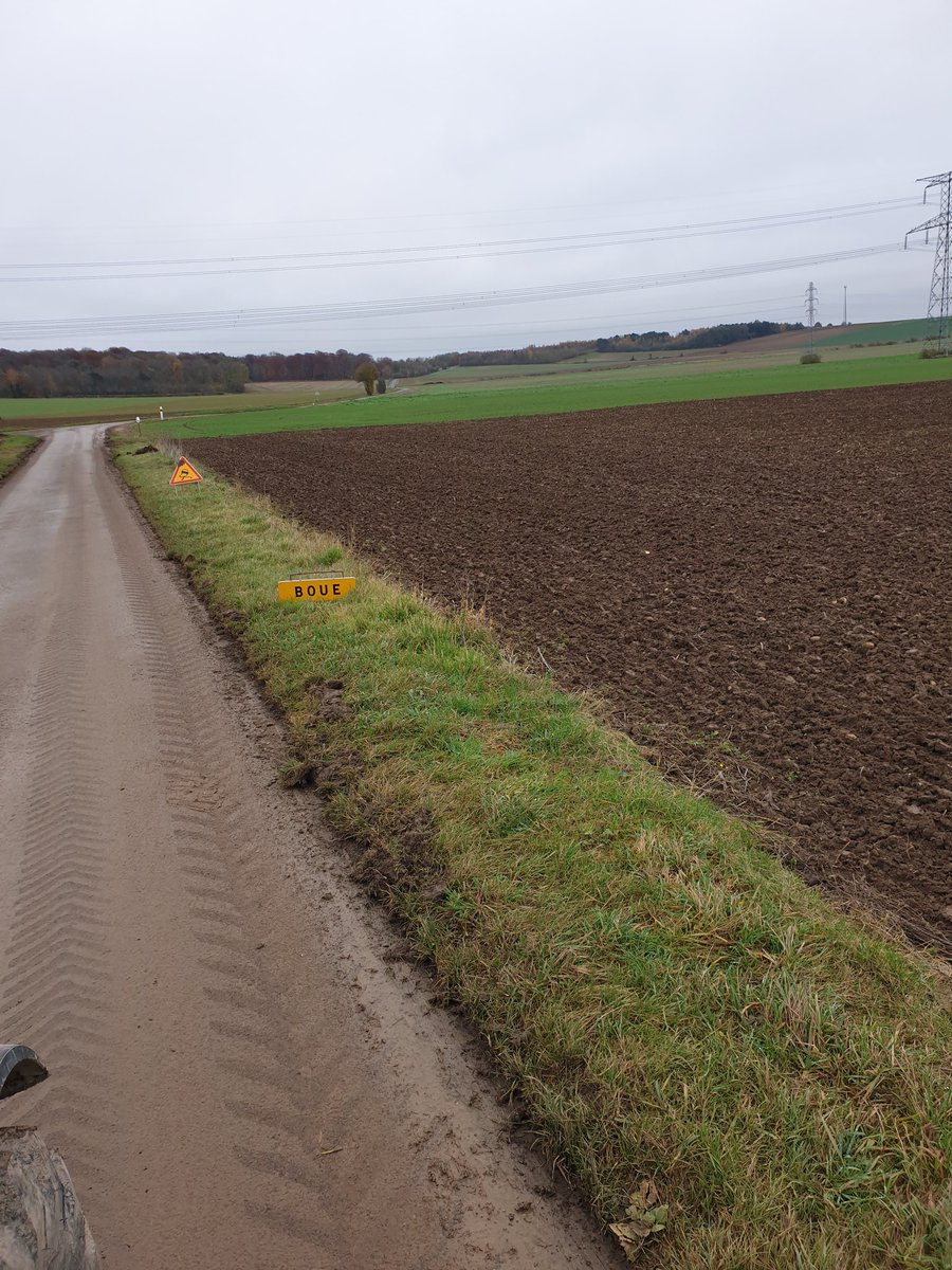 OlivierTHIBAUT5's tweet photo. Quand certains étaient sur le chemin du @StadeFrance, d'autres étaient en direction AG #FrAgTw
Perso je nettoyais la route 🤔
Car en #agriculture
On #laboure
On #sème
On #récolte
On #nettoie aussi
#agriculteurs #responsables
Encore 👏 à l'équipe de France
Et à @Fragritwittos https://t.co/rYwzIplEeh