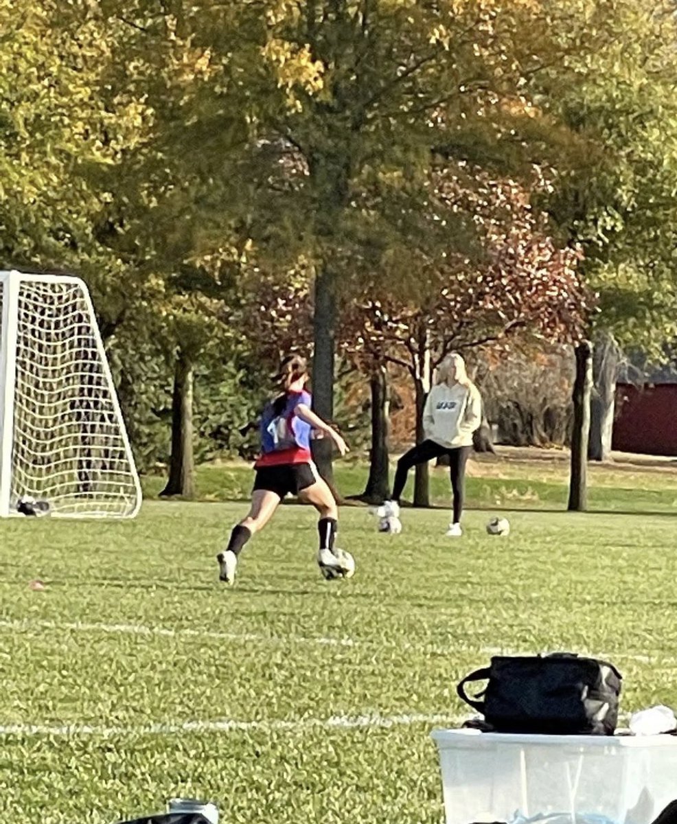 emmarosenthal_6's tweet photo. Awesome day of soccer at UIS! Felt great to be back on campus! Thank you @erinegolf02 & @UISWSoccer for another amazing day of camp! #prairiestars💫 https://t.co/4i5bY7ecQE