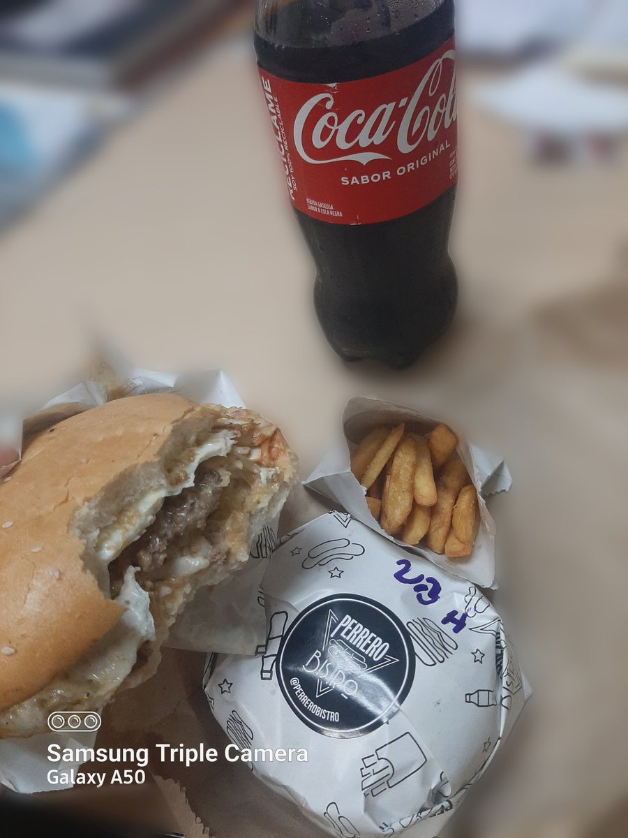 maolivaresg's tweet photo. Buen provecho 😋 @PerreroBistro 🍔🍔🍟🥤 #CometeAlgo 🤣🤣🤣 https://t.co/oDeLxVu7Kt