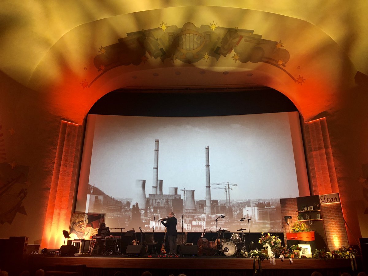 Lex. Aloys ‘Lex’ Nelissen gaf Heerlen en de mijnstreek mede de kleur; kreeg ‘n waardige ‘laatste voorstelling’ in de Royal. Diverse artiesten traden op. Ivo Rosbeek &amp; Emil Szarkowicz brachten met Knipa’s Lange Jan hem ‘n laatse groet. Hij werd 72 jaar maar. #lexnelissen Adieë Wa!