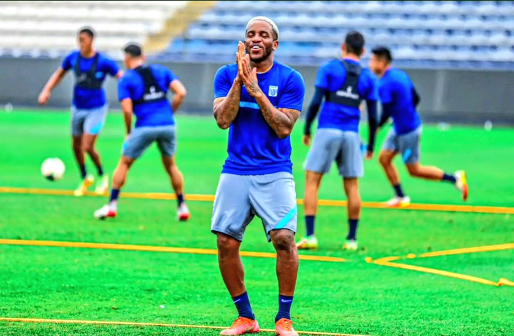 theatharis's tweet photo. Jefferson Farfán entre los futbolistas concentrados de Alianza Lima para la final de la Liga 1 ante Sporting Cristal. 🍫🔥 https://t.co/y611tHbdyG