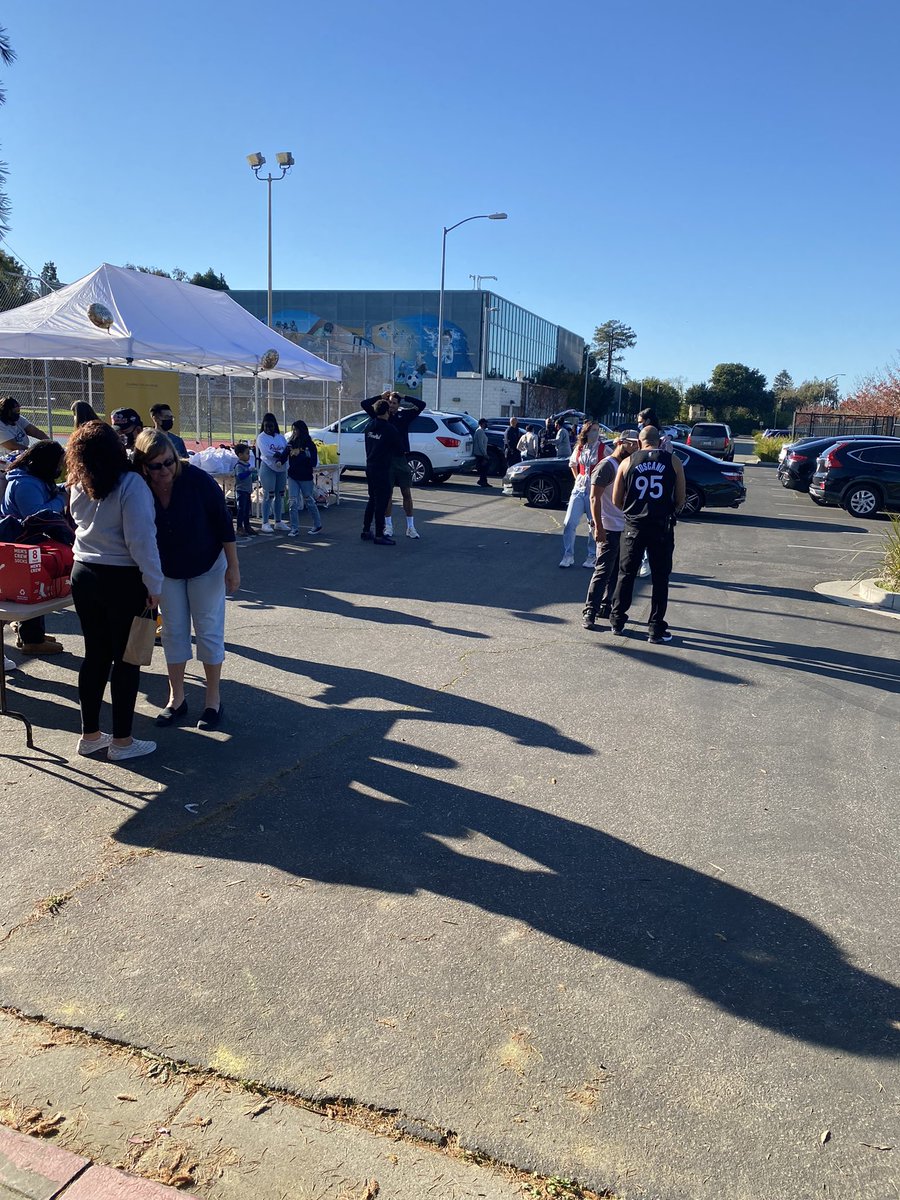 StudiesEthnic's tweet photo. What a wonderful community event by the JTA foundation and the toscano- anderson family in East Oakland. Our community needs to be fed. @juanonjuan10 ✊🏾 https://t.co/V3keTVHBK4